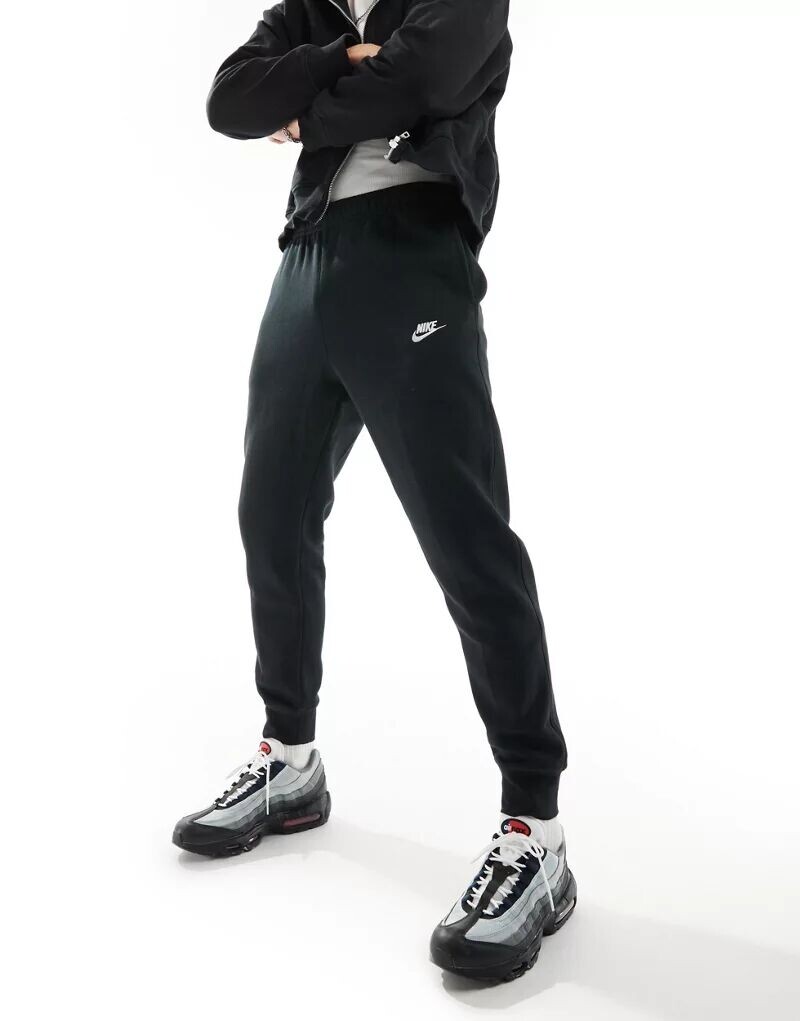 

Черные джоггеры с манжетами Nike Club
