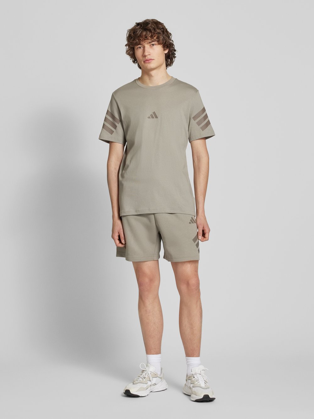

Спортивные шорты с эластичным поясом ADIDAS SPORTSWEAR, серо-коричневый