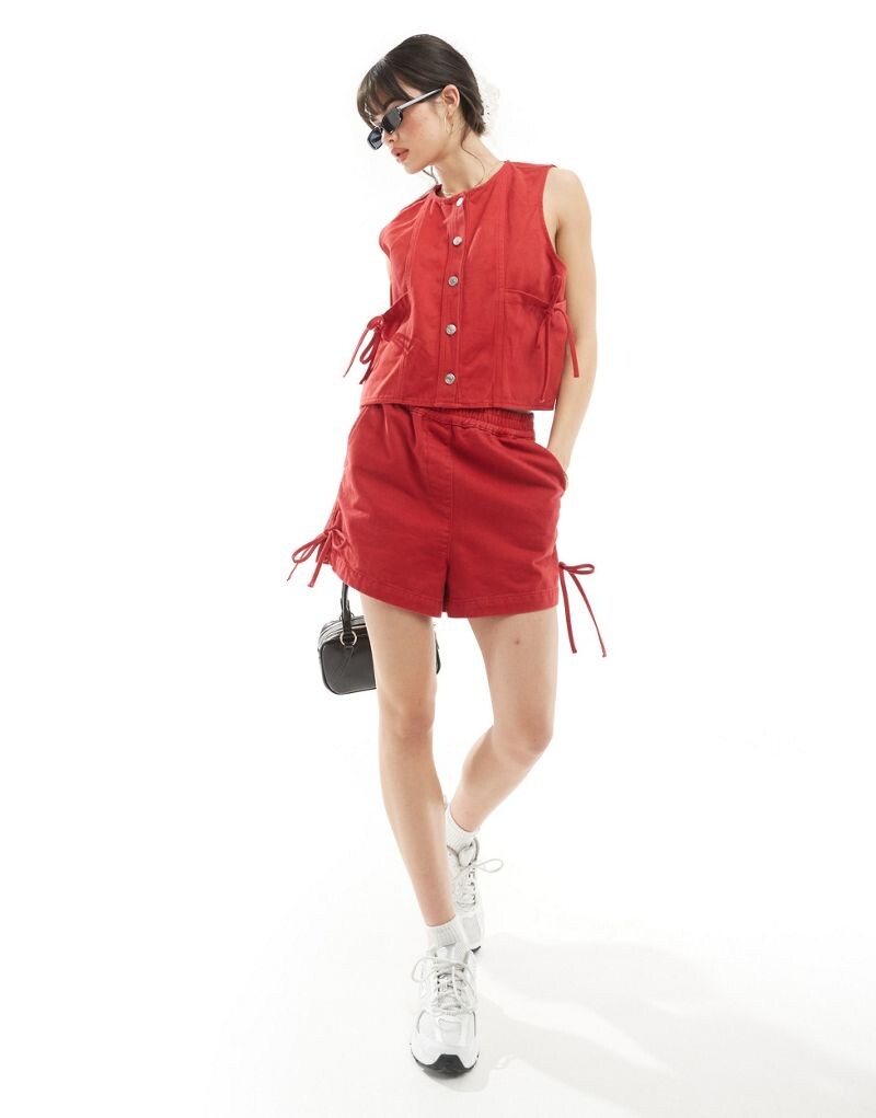 

Красные джинсовые шорты с бантом ASOS DESIGN
