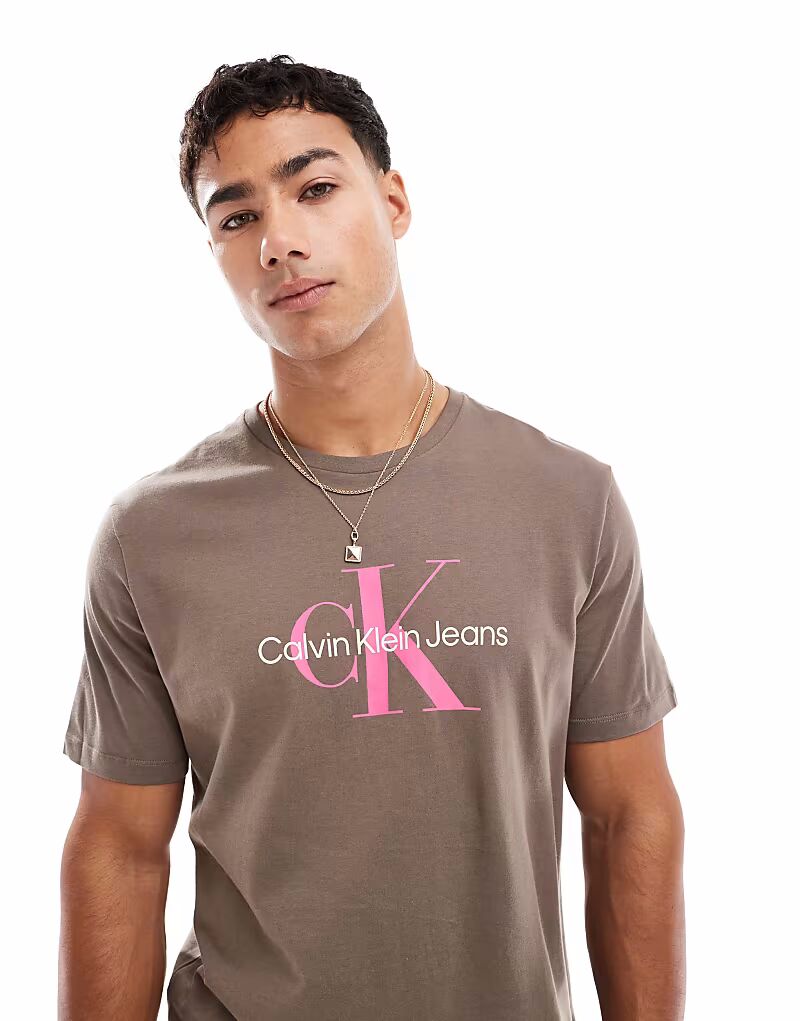 

Футболка Calvin Klein Jeans с большим монологом коричневого и розового цветов