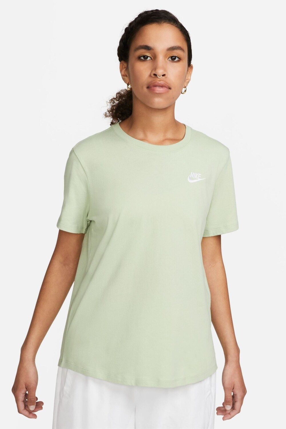 

Футболка Sportswear Club Essentials Nike, зеленый