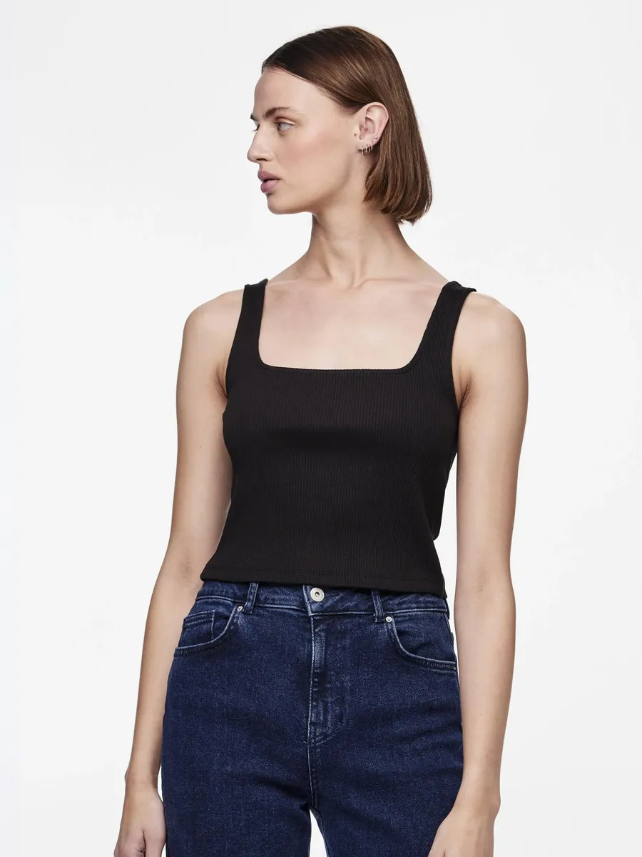 

Майка в рубчик из кусочков "PCNUKISA CROPPED TANK TOP NOOS" Pieces, черный