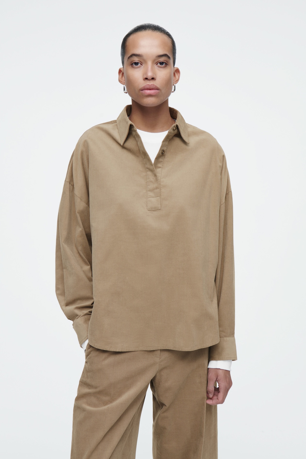 

Вельветовая рубашка-relaxed fit COS, бежевый