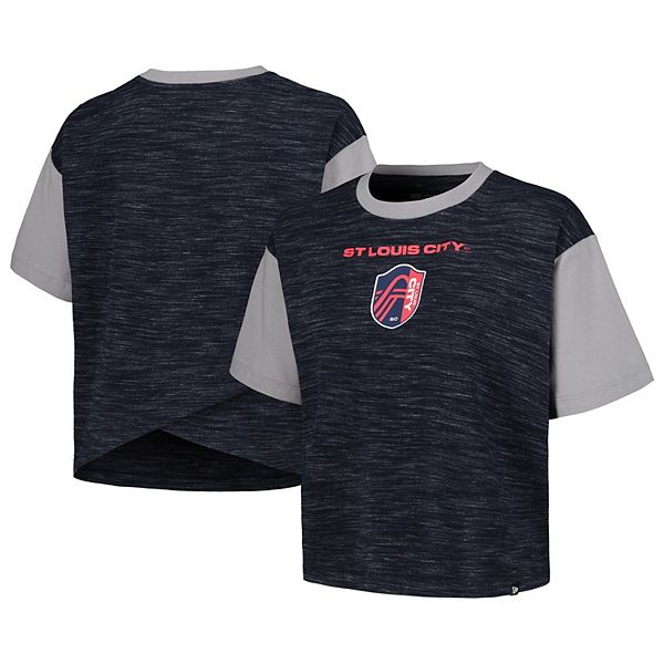 

Женская футболка cropped с перекрестными лямками St Louis City SC в темно-синем цвете 5Th & Ocean By New Era