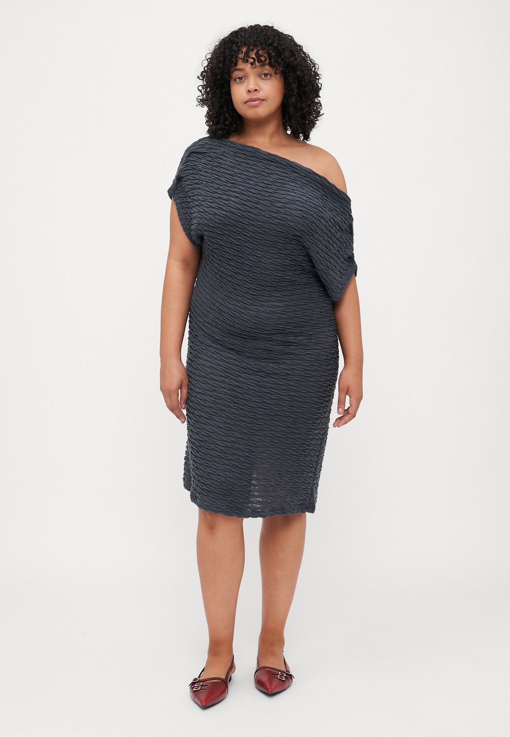 

Платье из джерси VMCFIE ONE SHOULDER DRESS Vero Moda Curve, серый