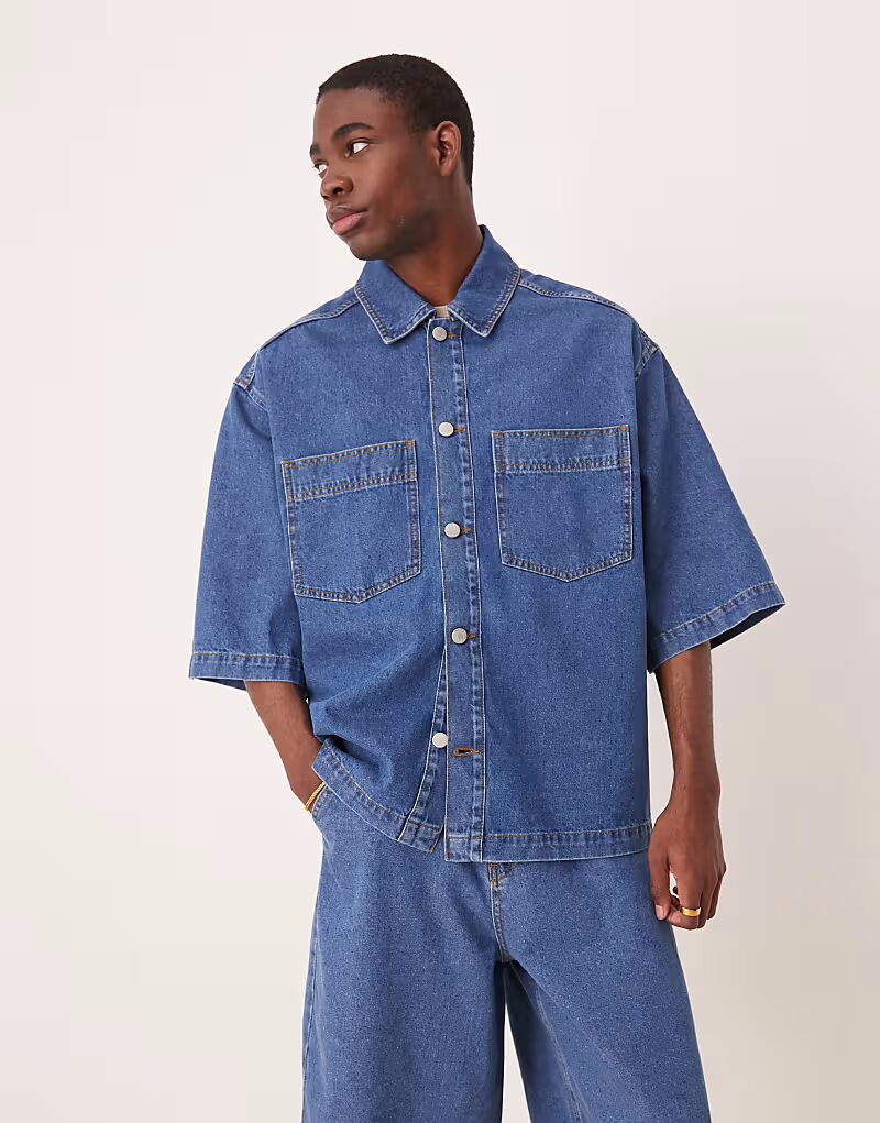 

Рубашка свободного кроя из денима ASOS DESIGN, с короткими рукавами, средне-синего цвета, с накладными карманами, комплект