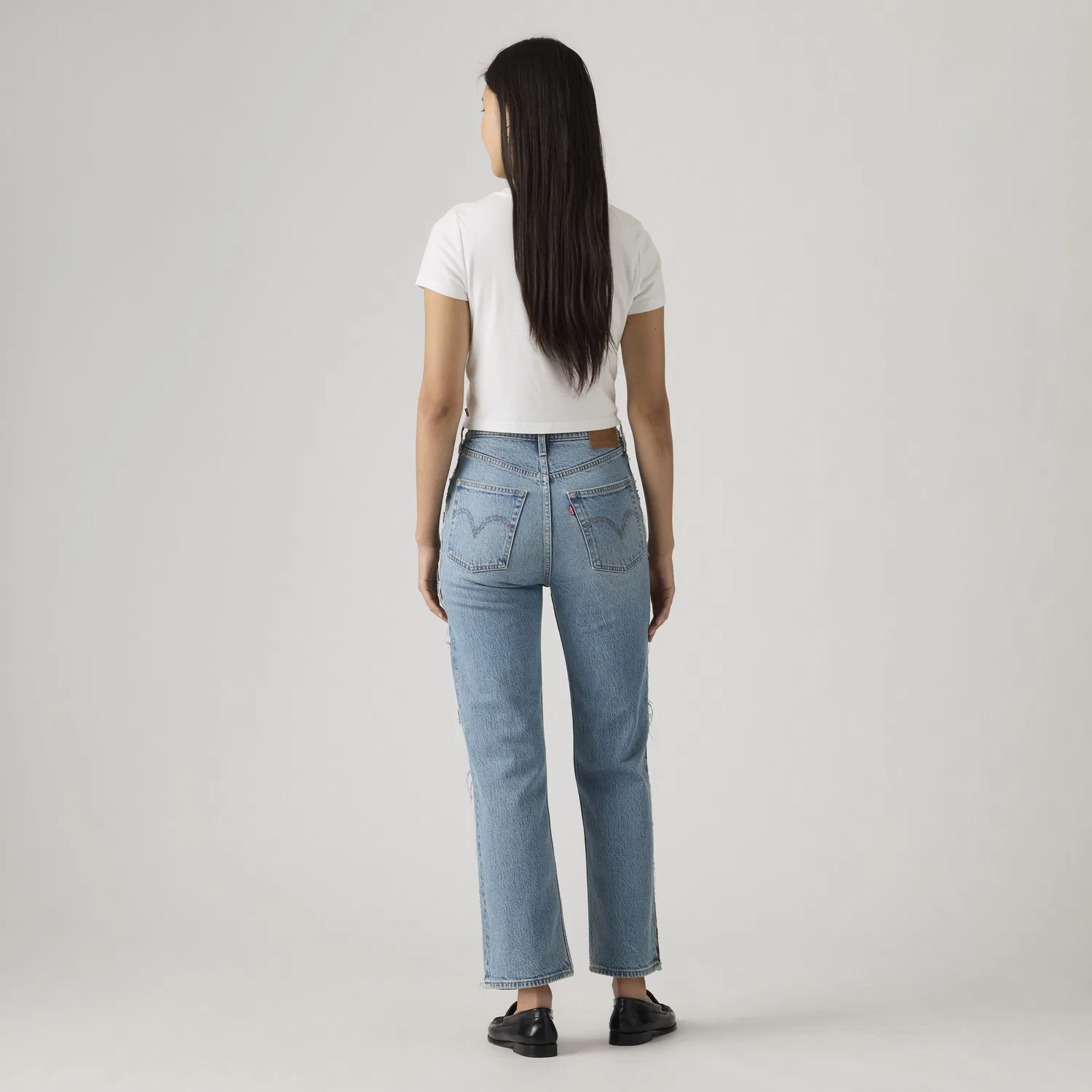 Женские джинсы с рваными элементами и укороченной талией Levi's, Medium Wash — фото 3