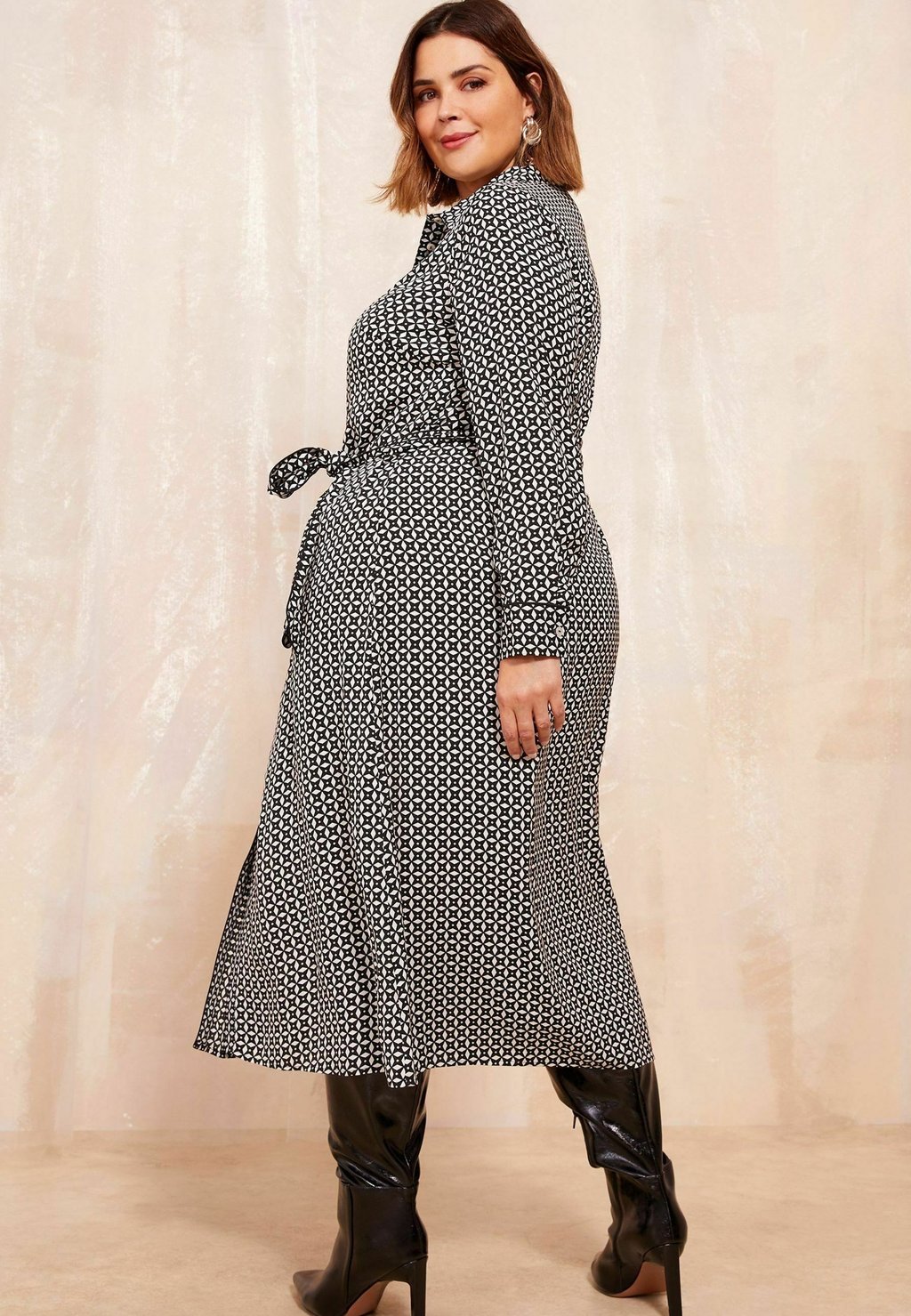 

Платье-рубашка PRINTED MIDI-REGULAR FIT Curves Like These, черный