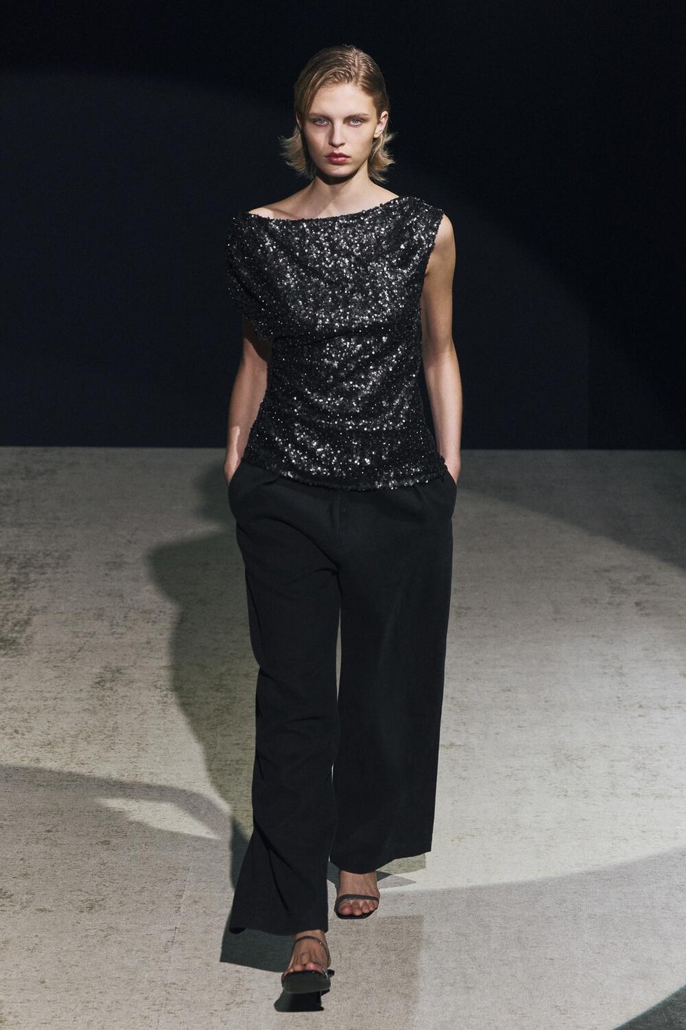 

Асимметричный топ с пайетками коллекция zw ZARA, черный