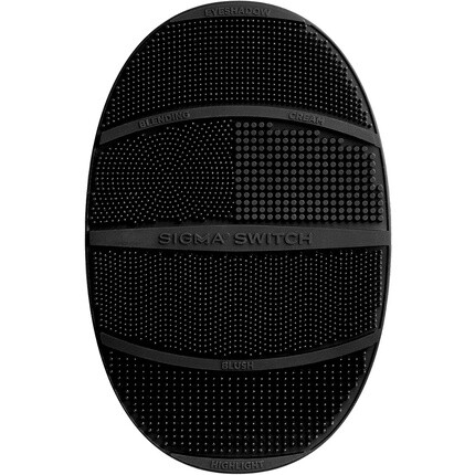 

Силиконовое средство для очистки кистей для макияжа Sigma Switch для смены оттенков и пигментов с чистящим ковриком — полный размер Sigma Beauty