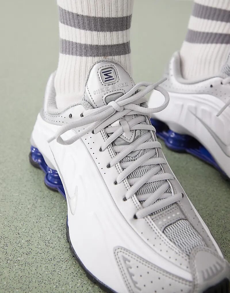 Кроссовки унисекс Nike Shox R4 белого цвета — фото 3