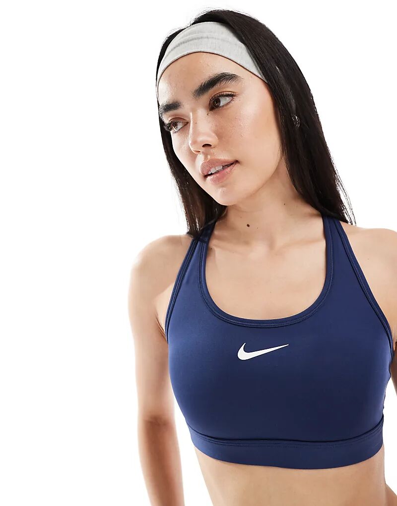 

Спортивный бюстгальтер средней поддержки Nike Training Swoosh темно-синего цвета
