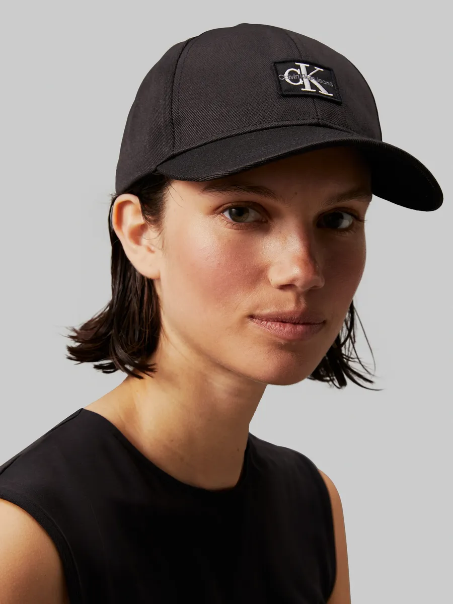 

Бейсбольная кепка Calvin Klein Jeans "MONO LOGO PATCH CAP" с вышитым логотипом, черный