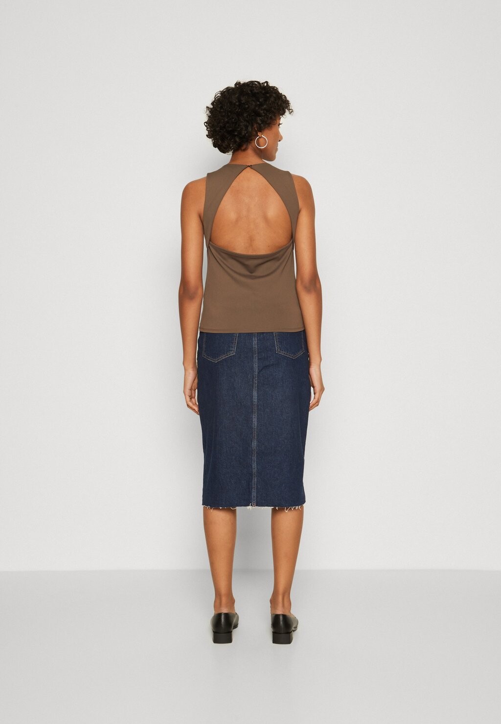

Блузка Sl Mora Cut Out Back Guess, коричневый