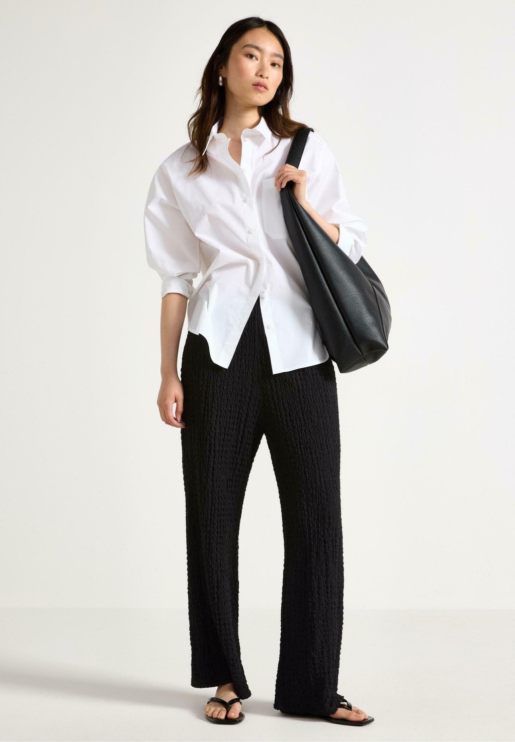 

Брюки TEXTURED Lindex, черный