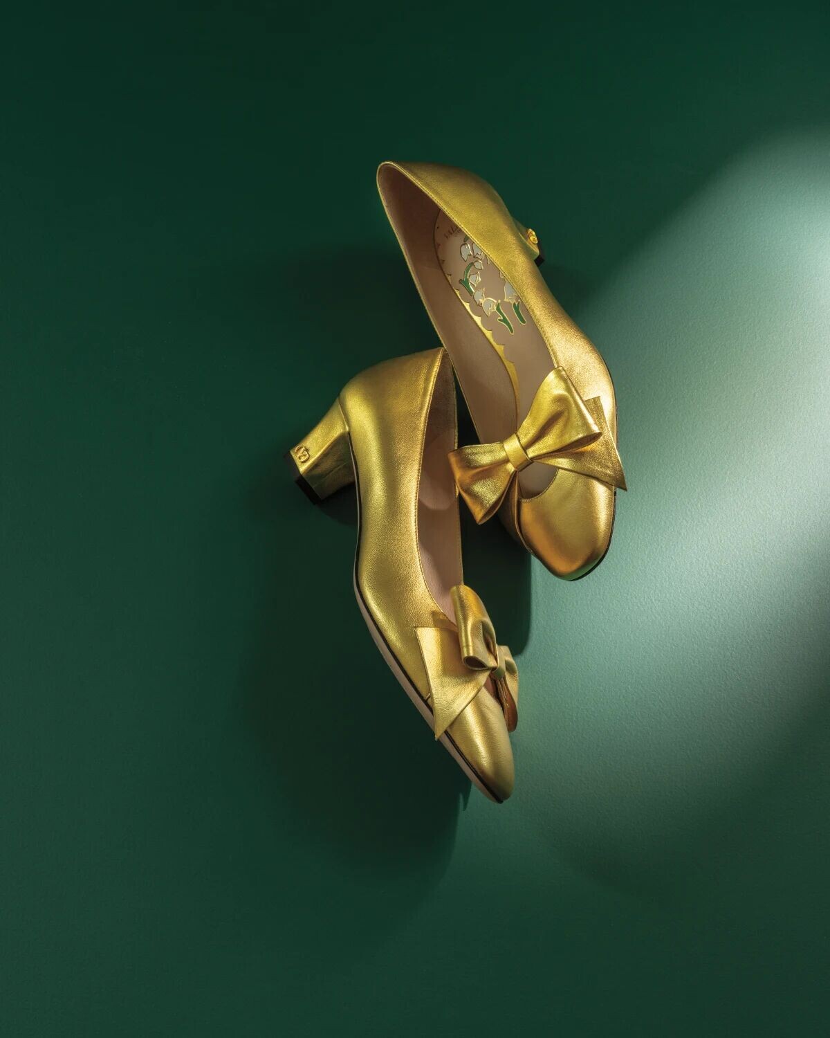 Кожаные туфли Bowow с эффектом металлик Valentino Garavani, цвет Old Gold — фото 2