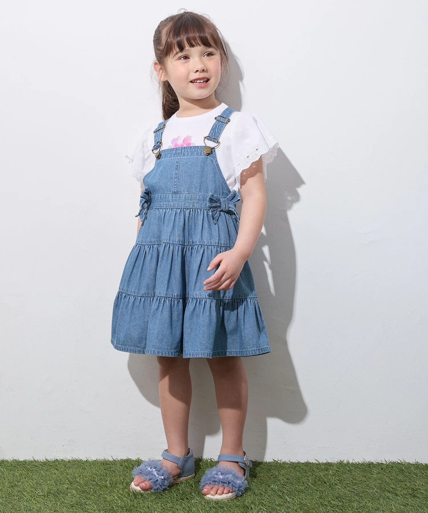 Детский джинсовый сарафан с оборками ANY с бантом и сердечками кремовый — фото 3