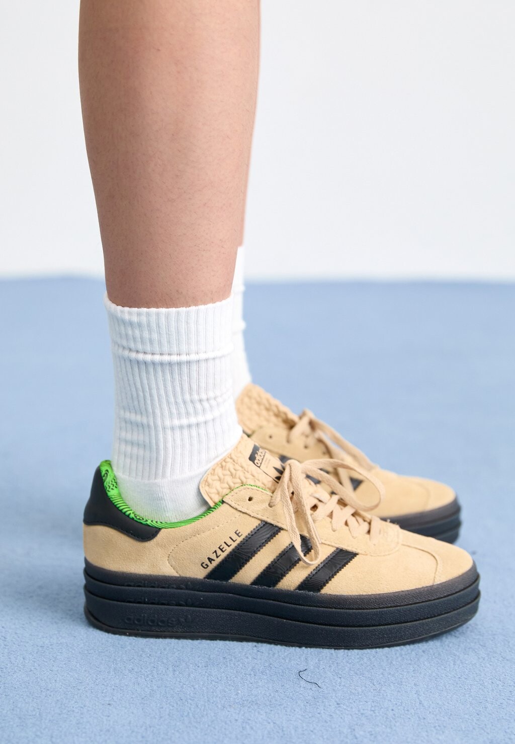 

Кроссовки на шнуровке GAZELLE BOLD adidas, серо-коричневый