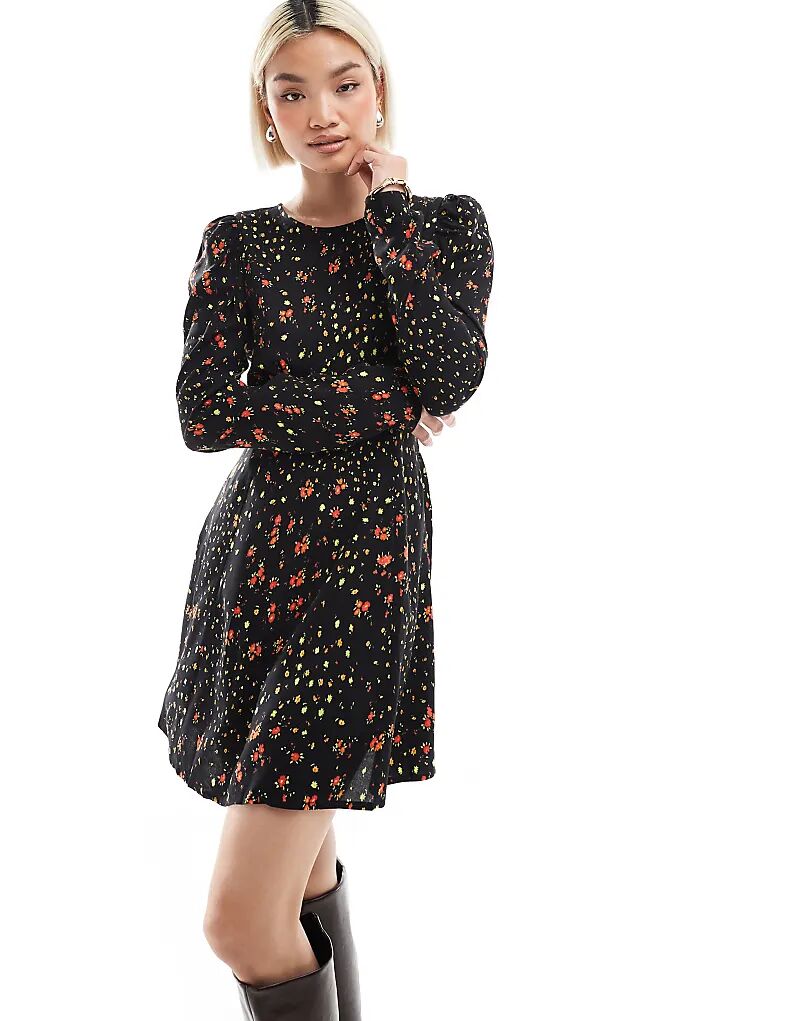 

Чайное платье с отделкой из лент и черным цветочным принтом Miss Selfridge