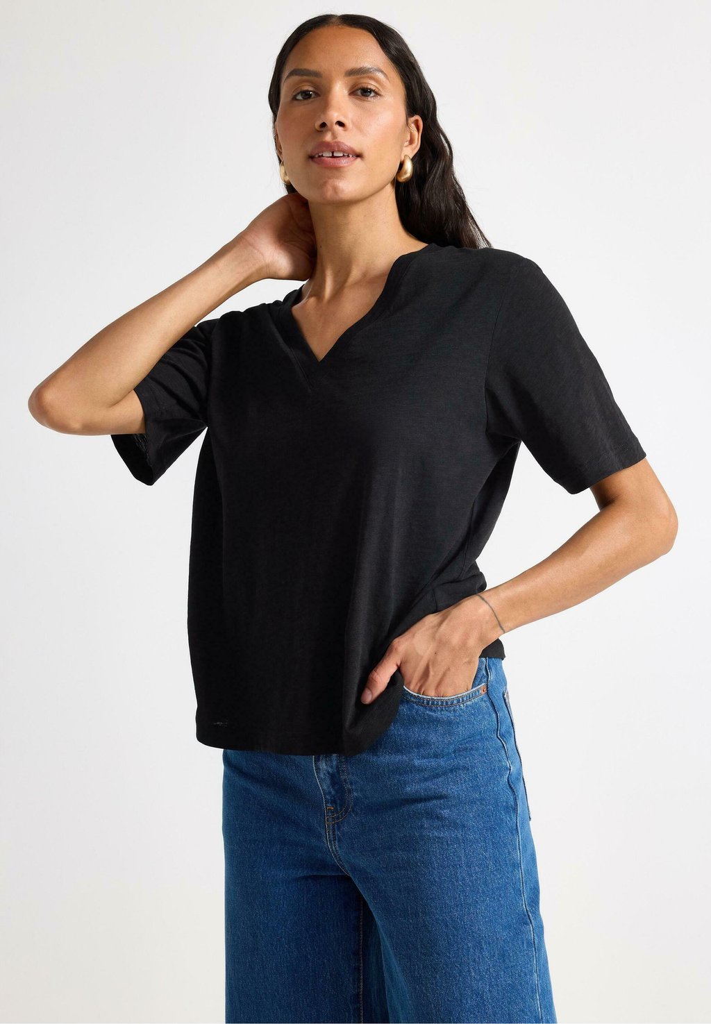 

Базовая футболка WITH V-NECK Lindex, черный