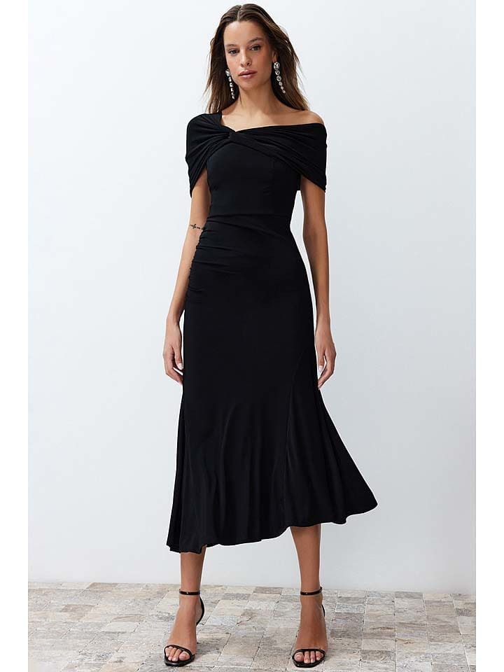 

Платье до колена trendyol Kleid, черный