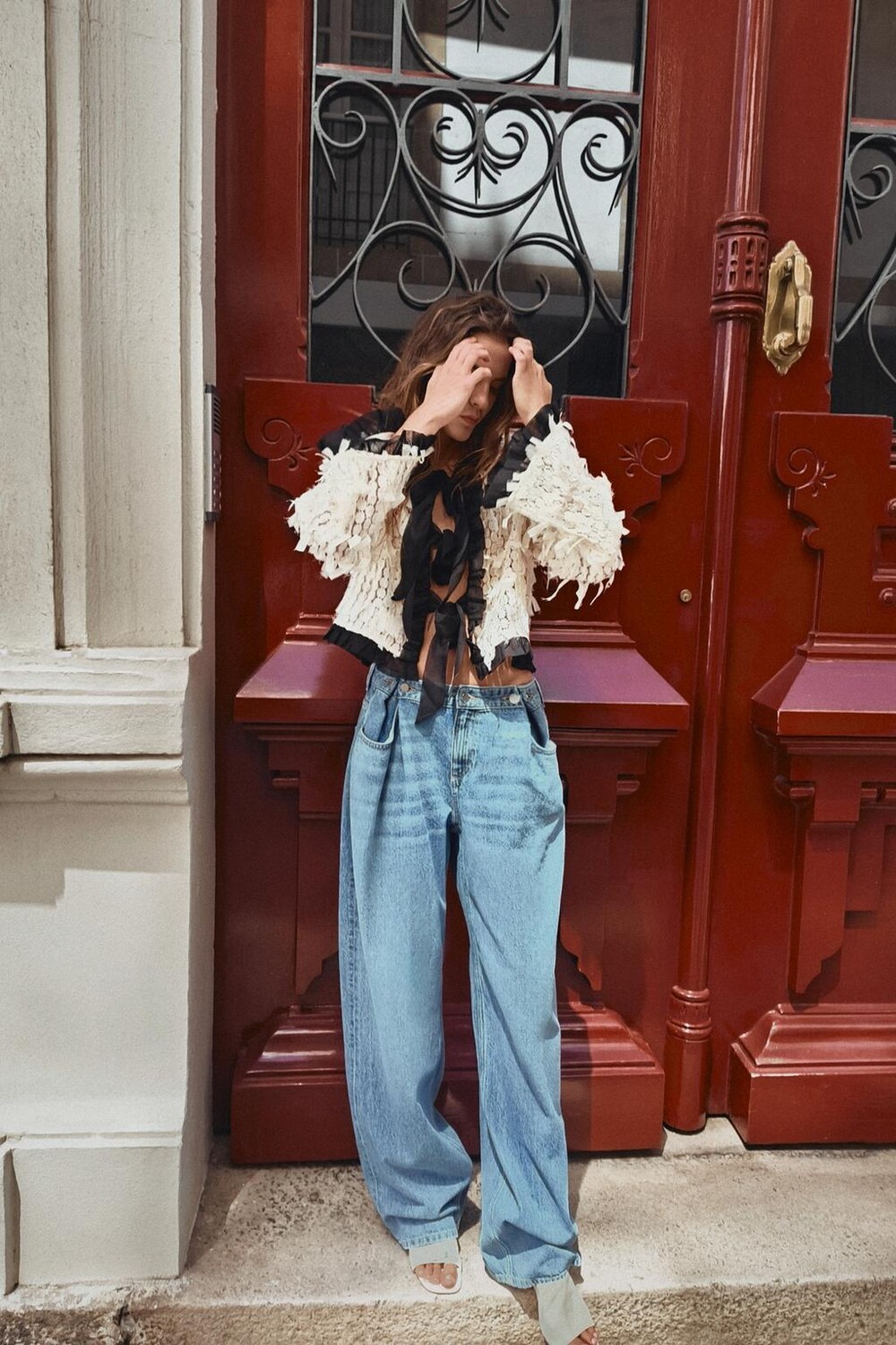 

Контрастная куртка с бахромой ZARA, экрю/черный