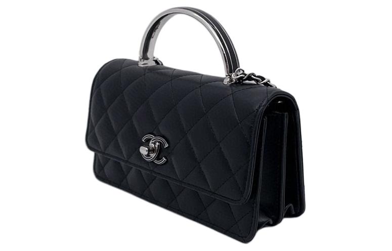 CHANEL Сумка через плечо и кросс-боди женская черная из овчины с серебряной металлической клапаном — фото 2