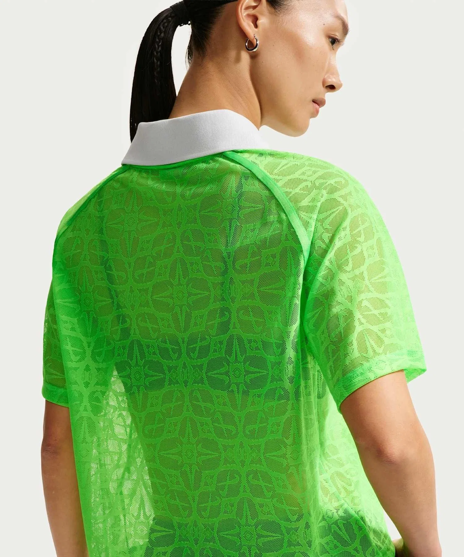 Женская свободная кружевная футболка-поло Nike Sportswear IF0521-398 Green Strike — фото 2
