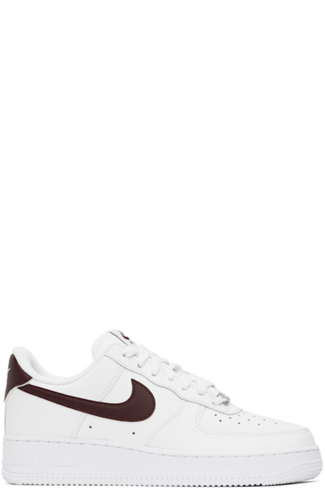 

Кроссовки Air Force 1 '07 в бело-бордовой цветовой гамме Nike