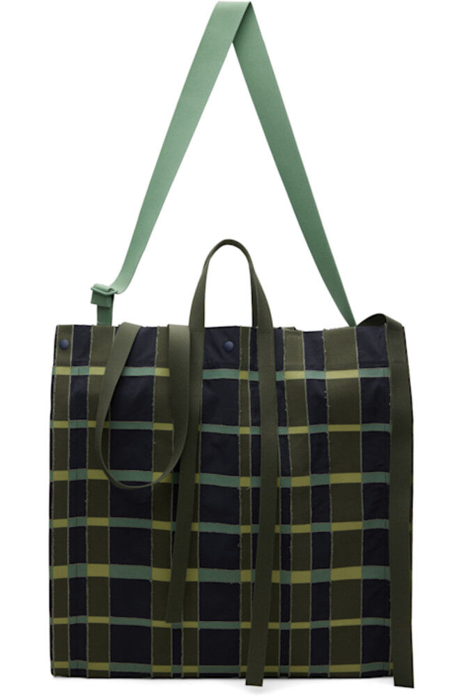 

Сумка-тоут Windswept Plaid цвета темно-синего и хаки HOMME PLISSÉ ISSEY MIYAKE