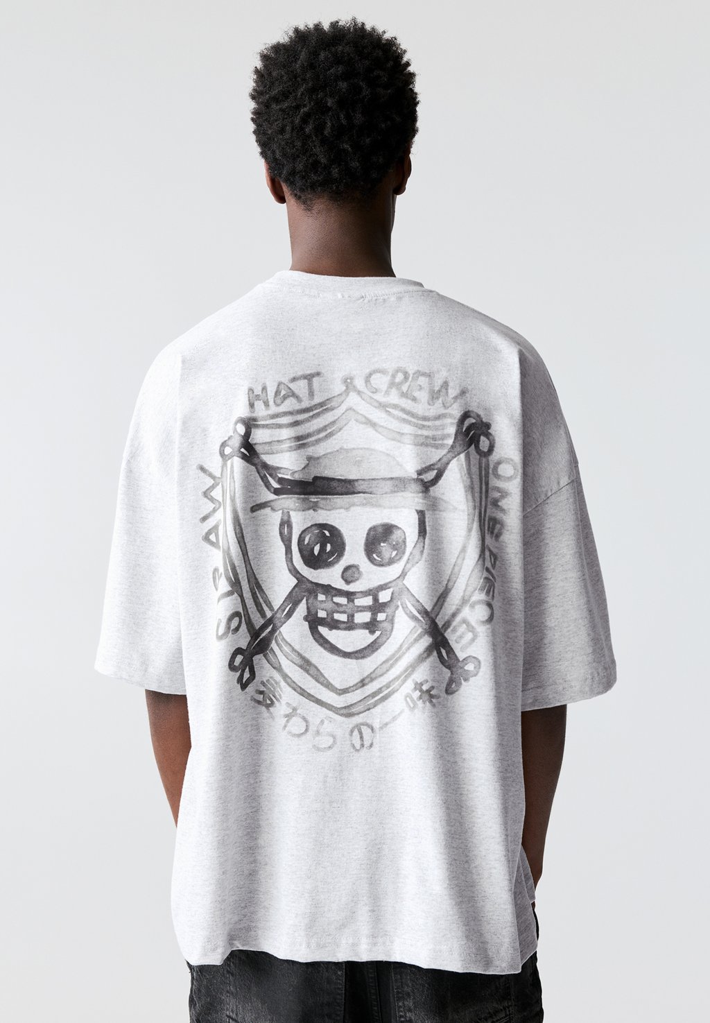 

Футболка с принтом ONE PIECE SKULL PULL&BEAR, светло-серый