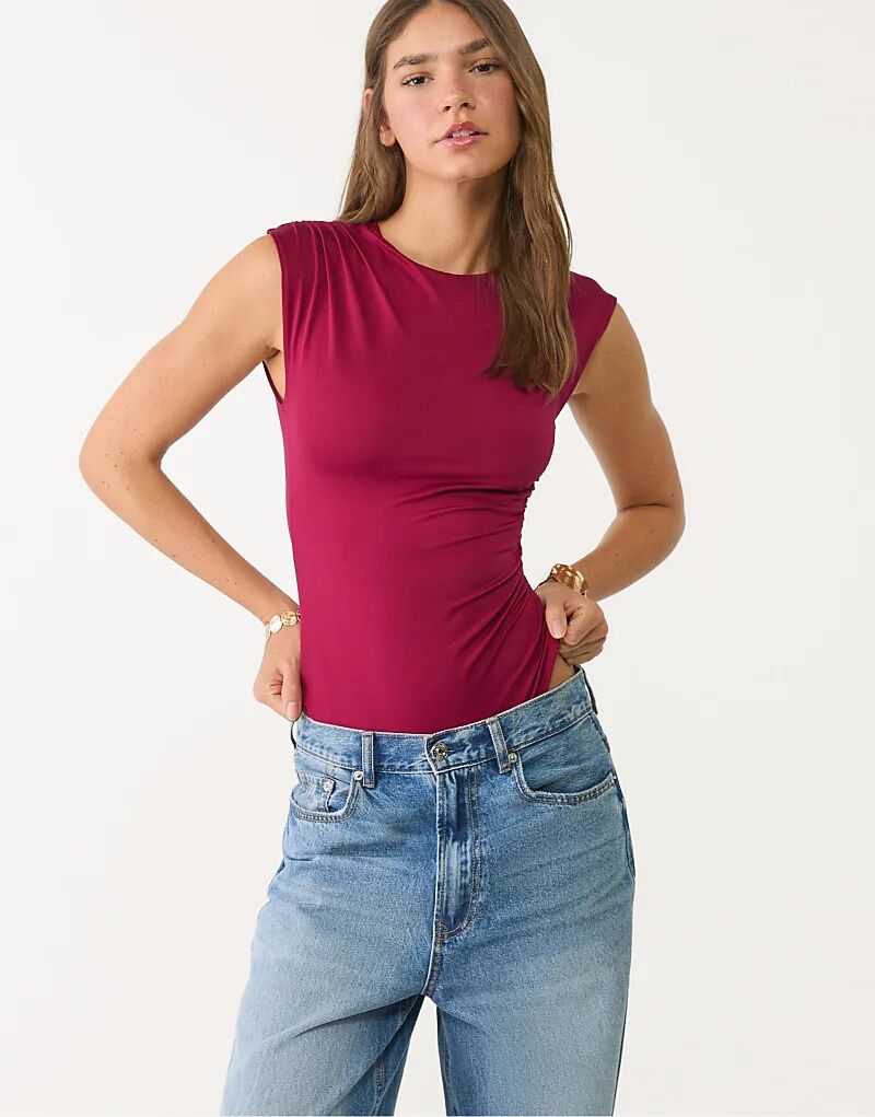 

Боди Stradivarius со сборками в бордовом цвете