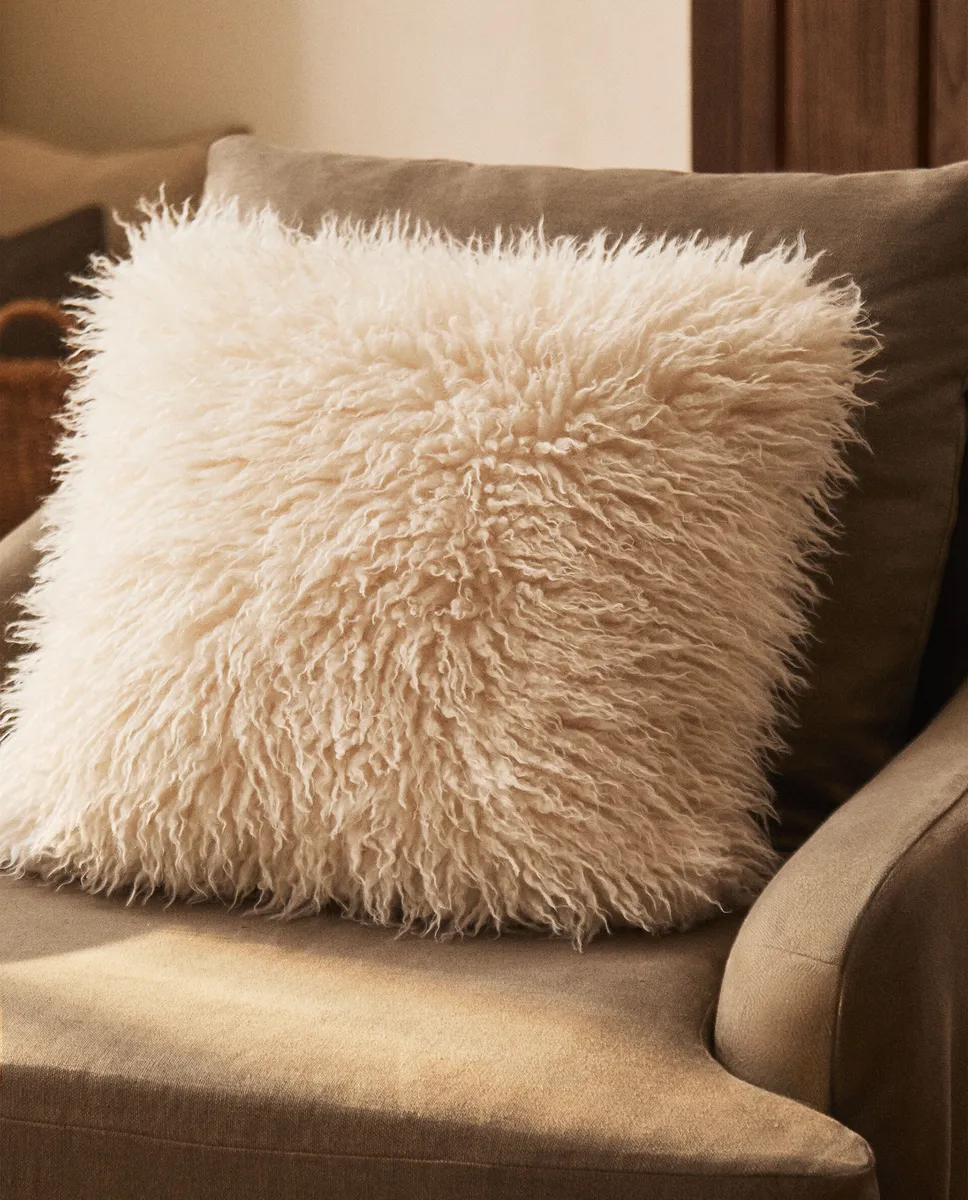 

Меховой чехол на подушку с длинным ворсом Zara Home, экрю
