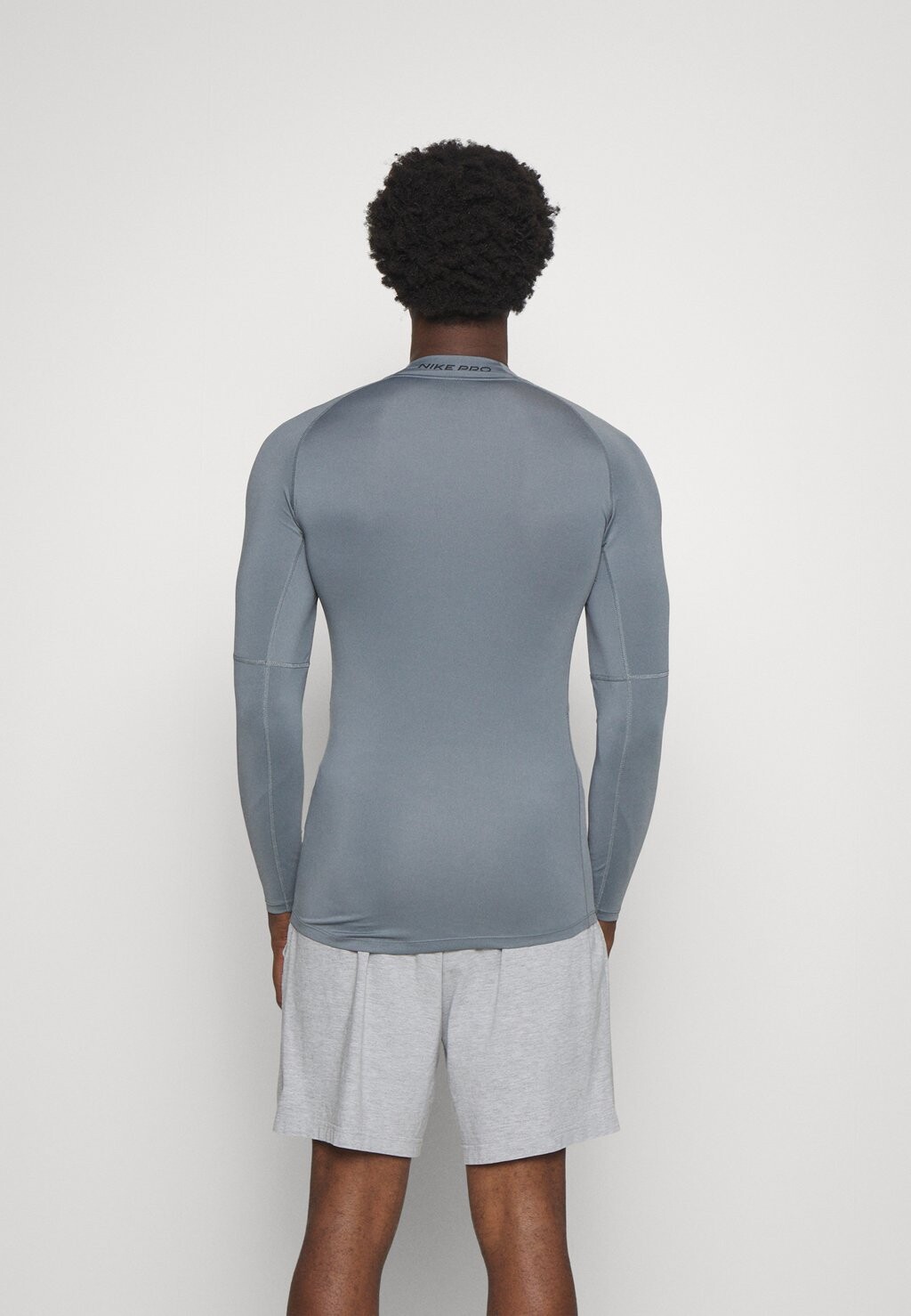 Футболка с длинным рукавом Tight Mock Nike, цвет smoke grey/black — фото 3