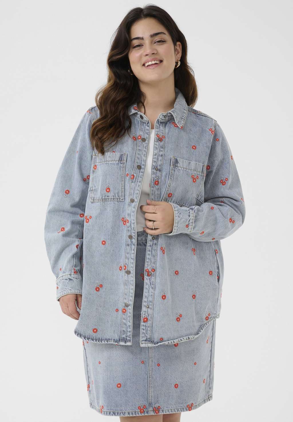 

Короткое пальто KCBETTY Kaffe Curve, цвет Blue Denim Red Flower Emb.