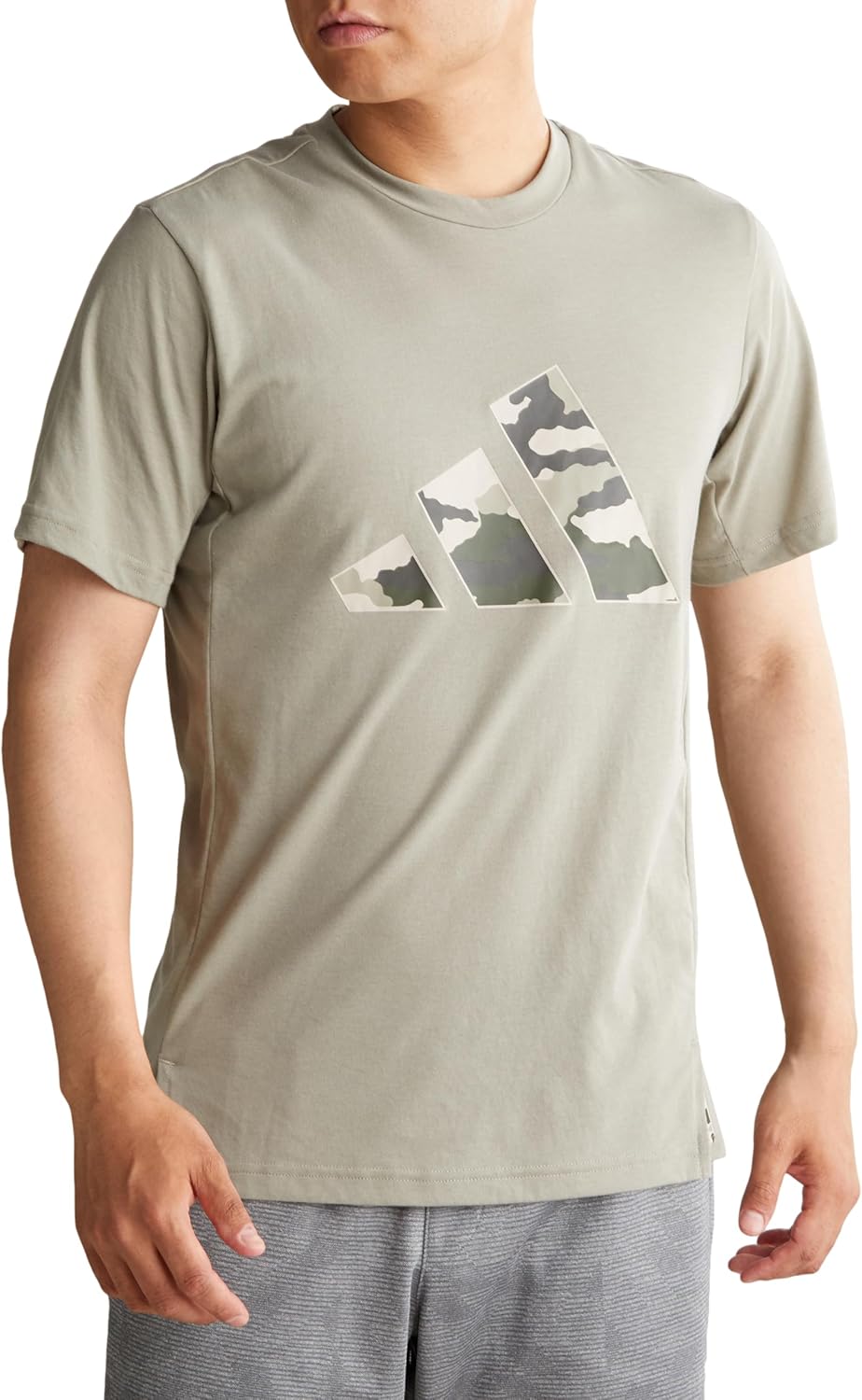 

Мужская футболка adidas Train Essentials с коротким рукавом и камуфляжным принтом и логотипом (JUA02), серебряный