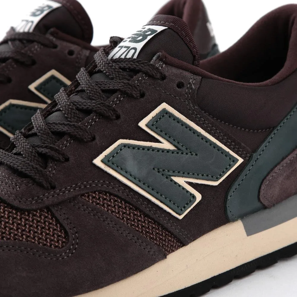 Кроссовки New Balance M770, AET черно-зеленый, темно-синий — фото 2