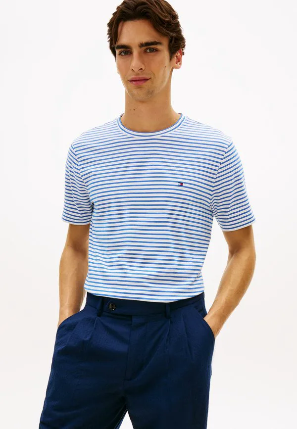 Футболка с круглым вырезом и вышивкой в виде полосатого флага. Tommy Hilfiger, White/Regal Blue