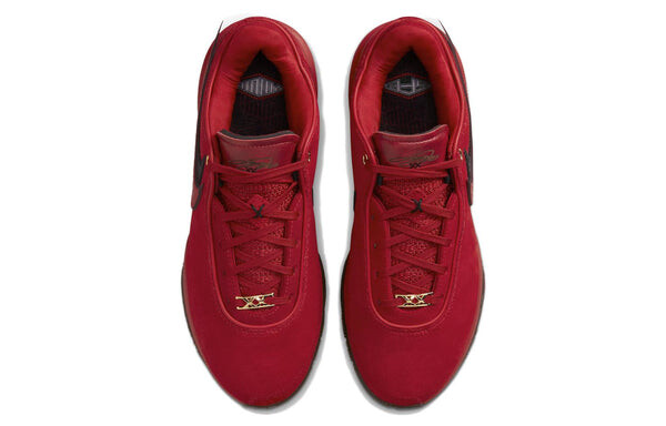 Кроссовки Nike Liverpool F.C. x LeBron 20 'University Red', красный — фото 4