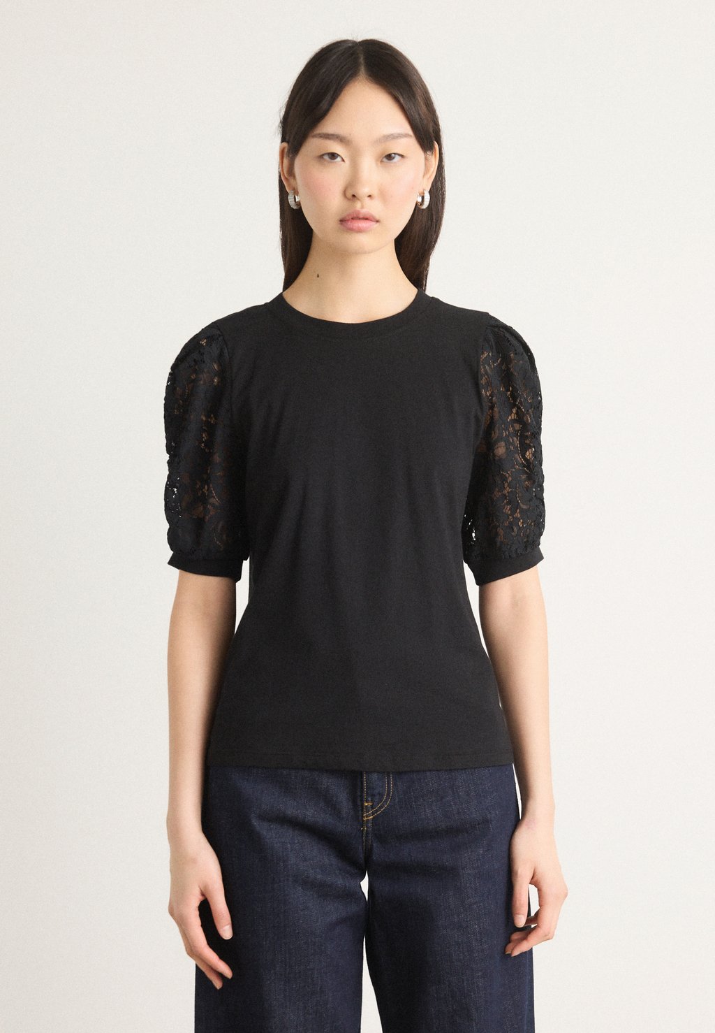 

Футболка с принтом PUFF SLEEVE CREW NECK TEE DKNY, черный