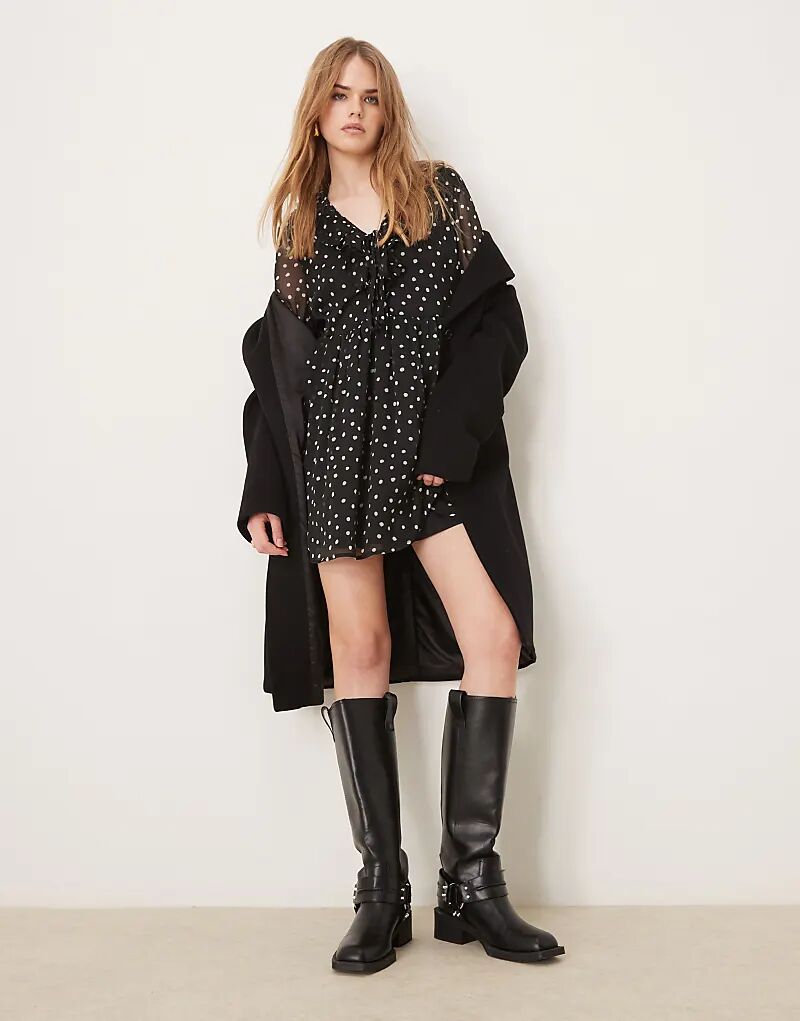 

Мини-платье из шифона с завязками спереди в черный горошек New Look