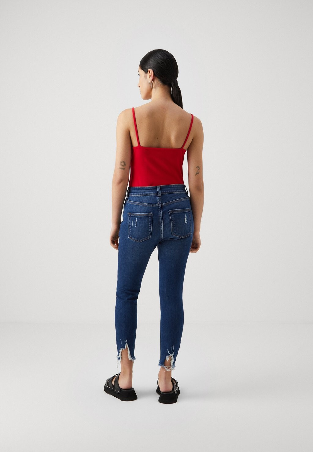 

Приталенный фасон Only, темно-синий деним Onlhush Mid Waist