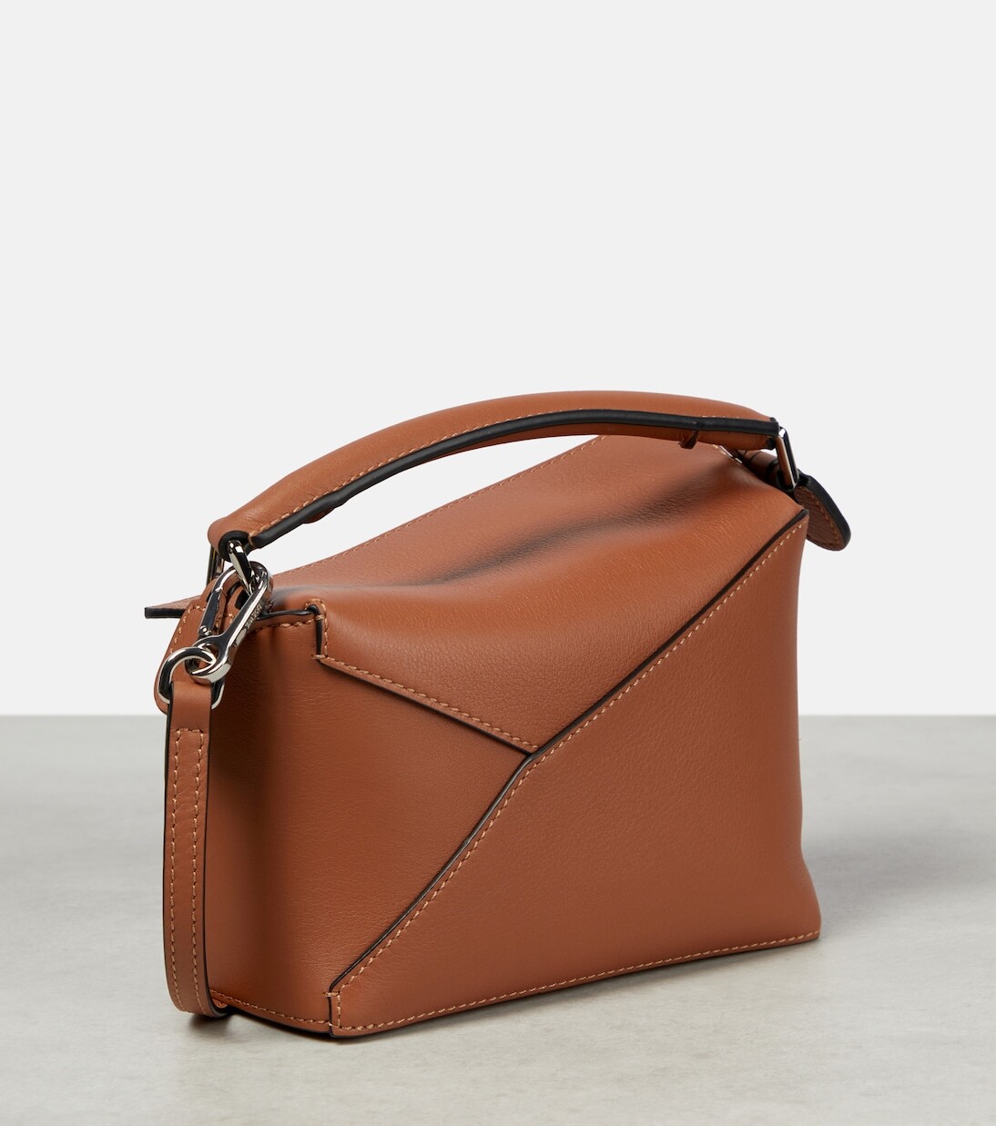 Миниатюрная кожаная сумка через плечо puzzle Loewe, коричневый — фото 4