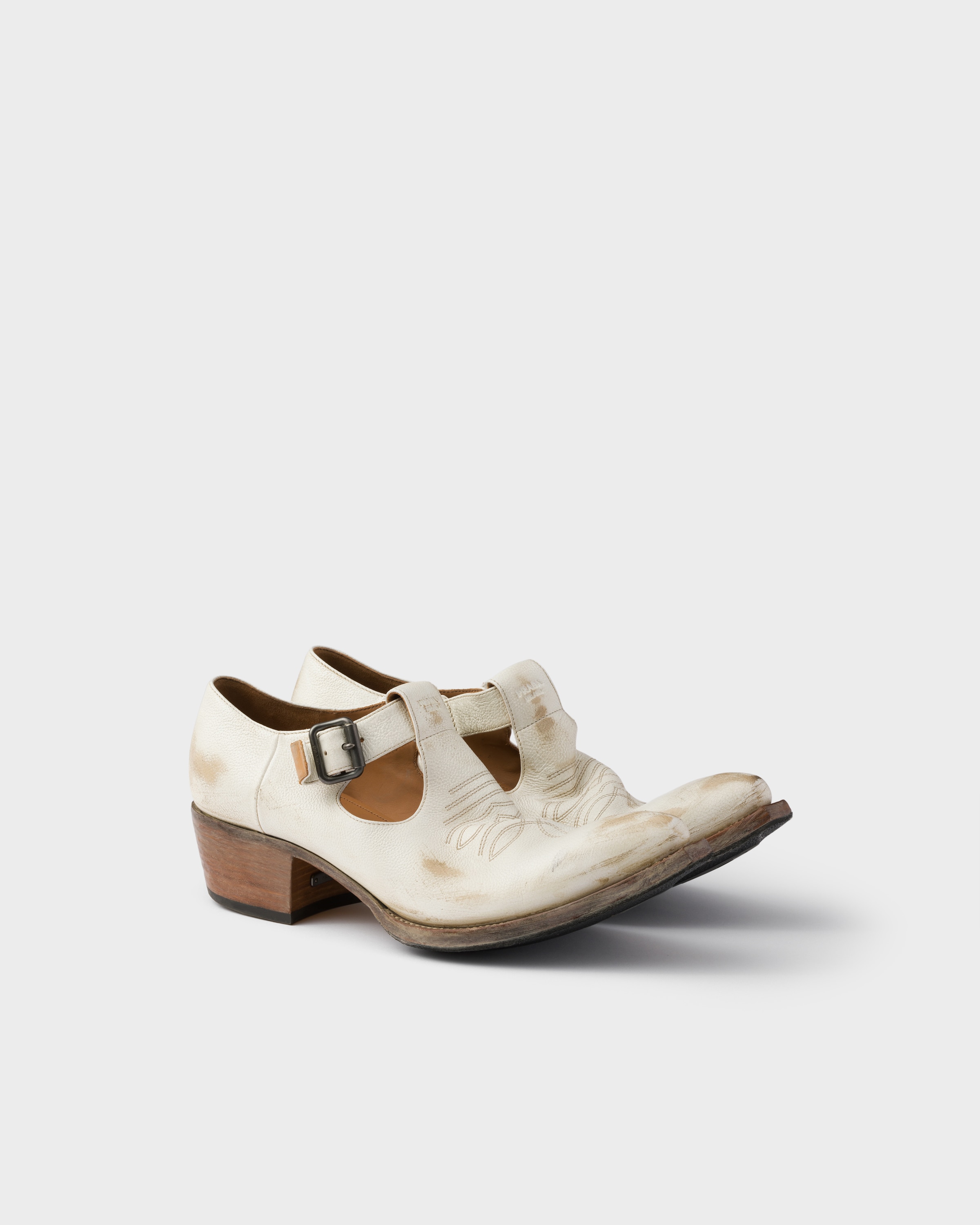 

Ботинки из состаренной кожи с пряжкой Prada, мелово-белый