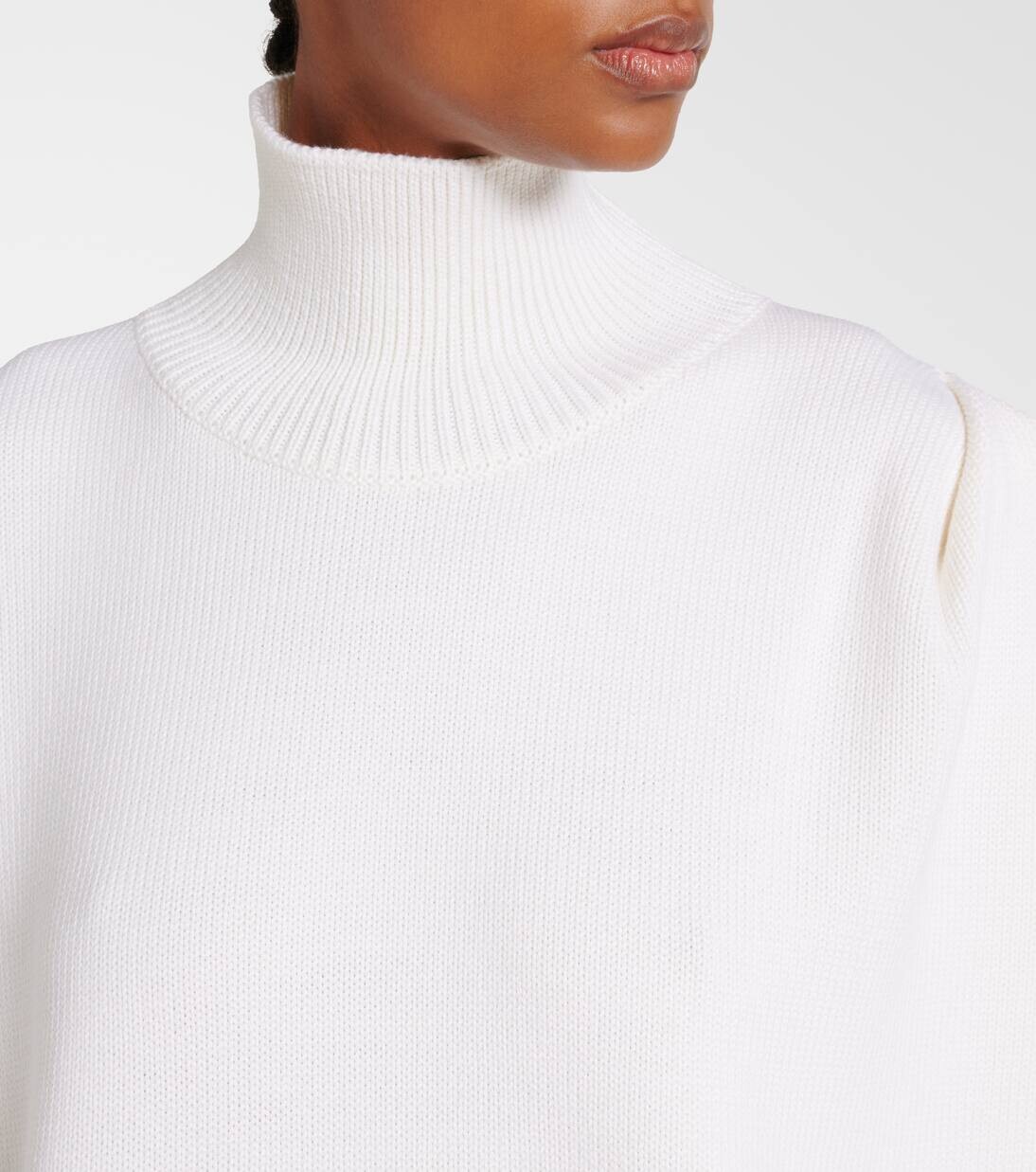 Асимметричный шерстяной свитер с пелериной Alaïa, цвет blanc naturel — фото 4