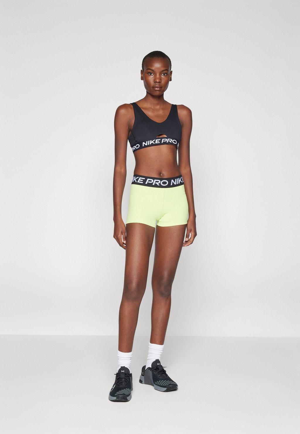 

Спортивный бюстгальтер средней поддержки INDY PLUNGE BRA Nike Performance, черный