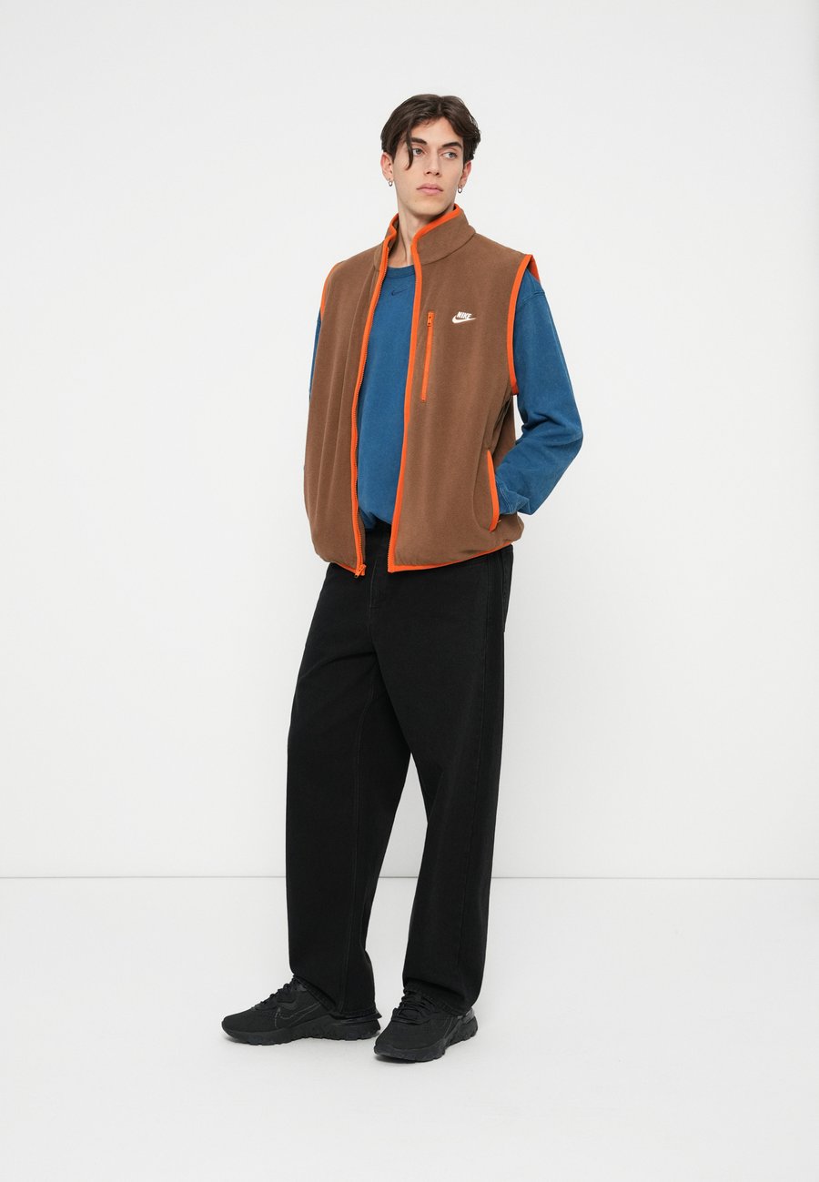 Куртка Nike Sportswear CLUB VEST, Mosswood Brown/Campfire Orange/White/Beige — фото 3