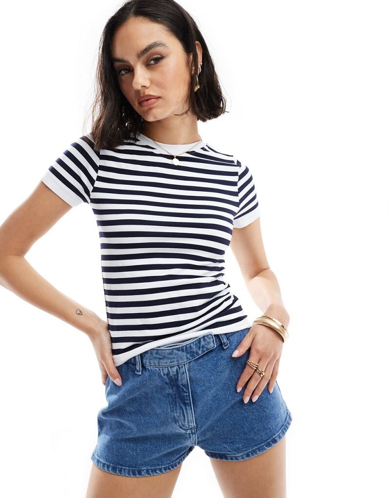 

Бесшовная детская футболка в темно-синюю полоску ASOS DESIGN