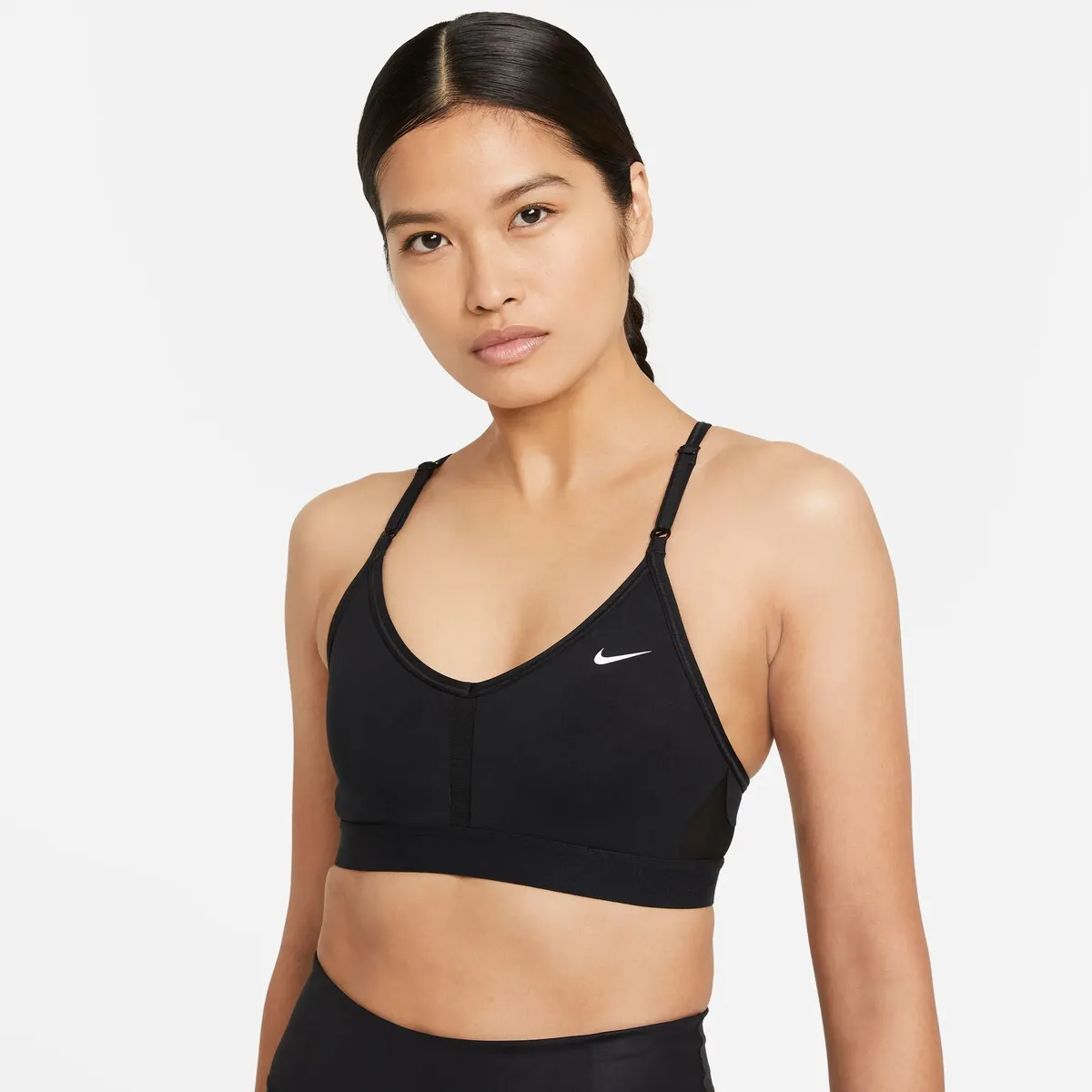 

Спортивный бюстгальтер Nike "INDY WOMEN'S LIGHT-SUPPORT PADDED SPORTS BRA с V-образным вырезом", черный