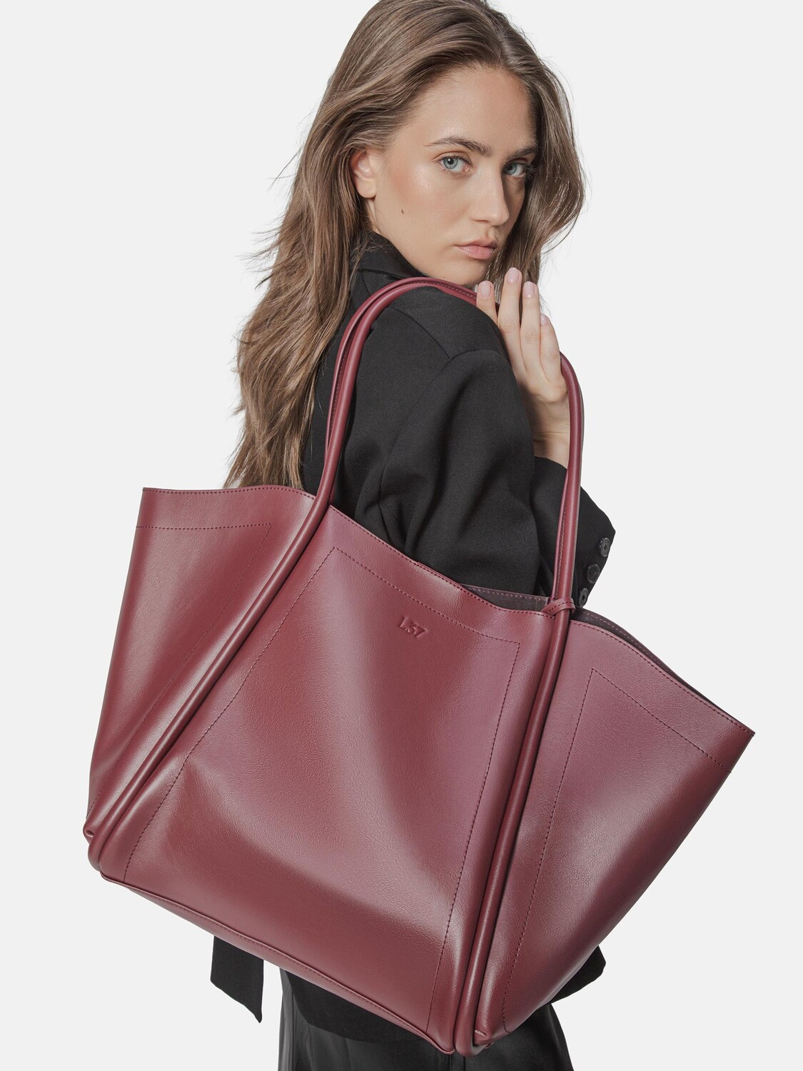 

L37 HANDMADE SHOES Шоппер 'BIG BIG WORLD NEW' в цвете бургунди